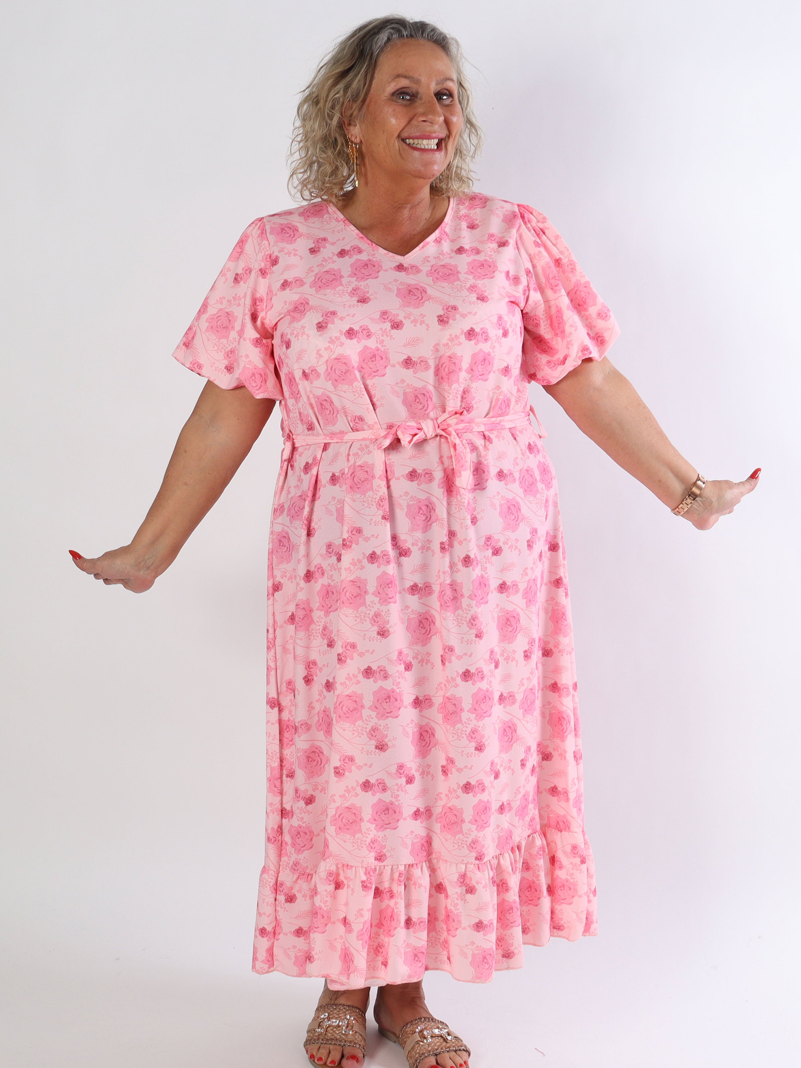 Sakira - Sød plus size kjole i blomsterprint med pufærmer